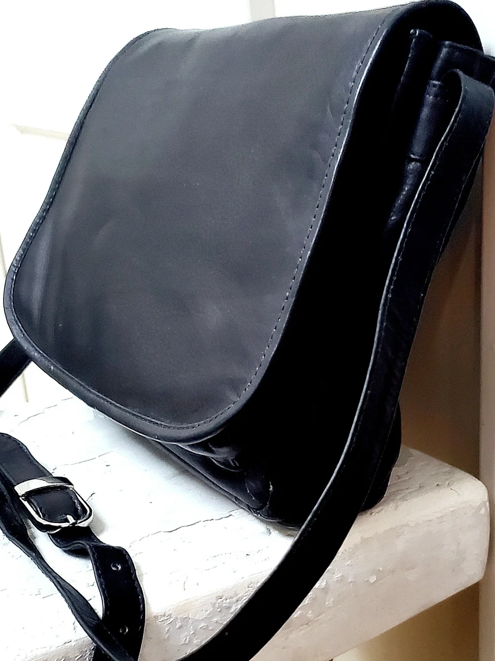 Wilsons Leather Men's Black Leather Messenger Crossbody Bag